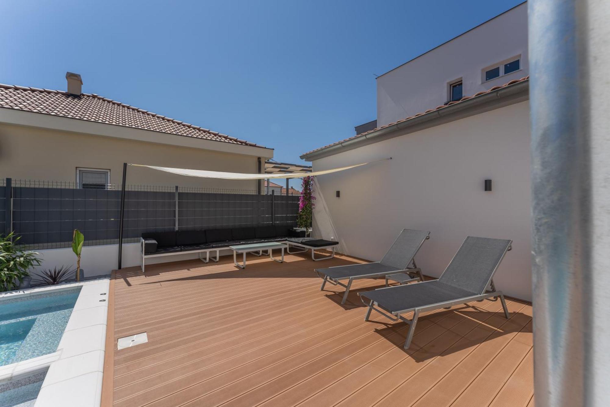 Bernie Apartments With A Pool 扎达尔 外观 照片