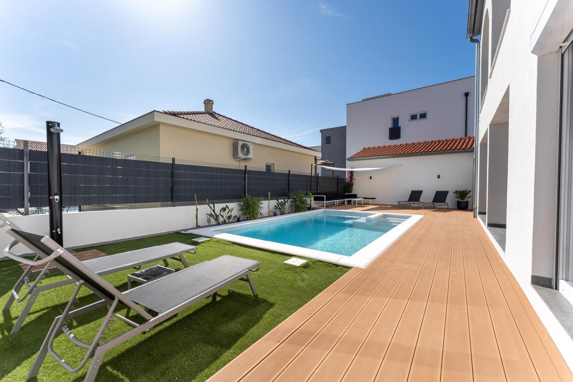 Bernie Apartments With A Pool 扎达尔 外观 照片